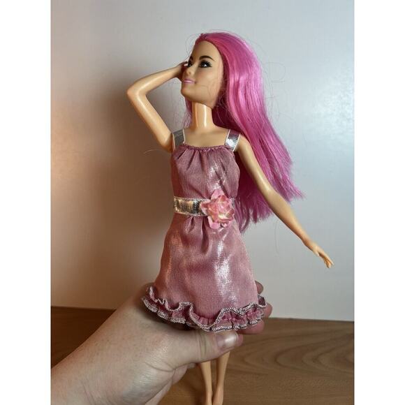 Pink Hair Barbie Pink Outfit Right Bent Arm - Picture 9 of 11